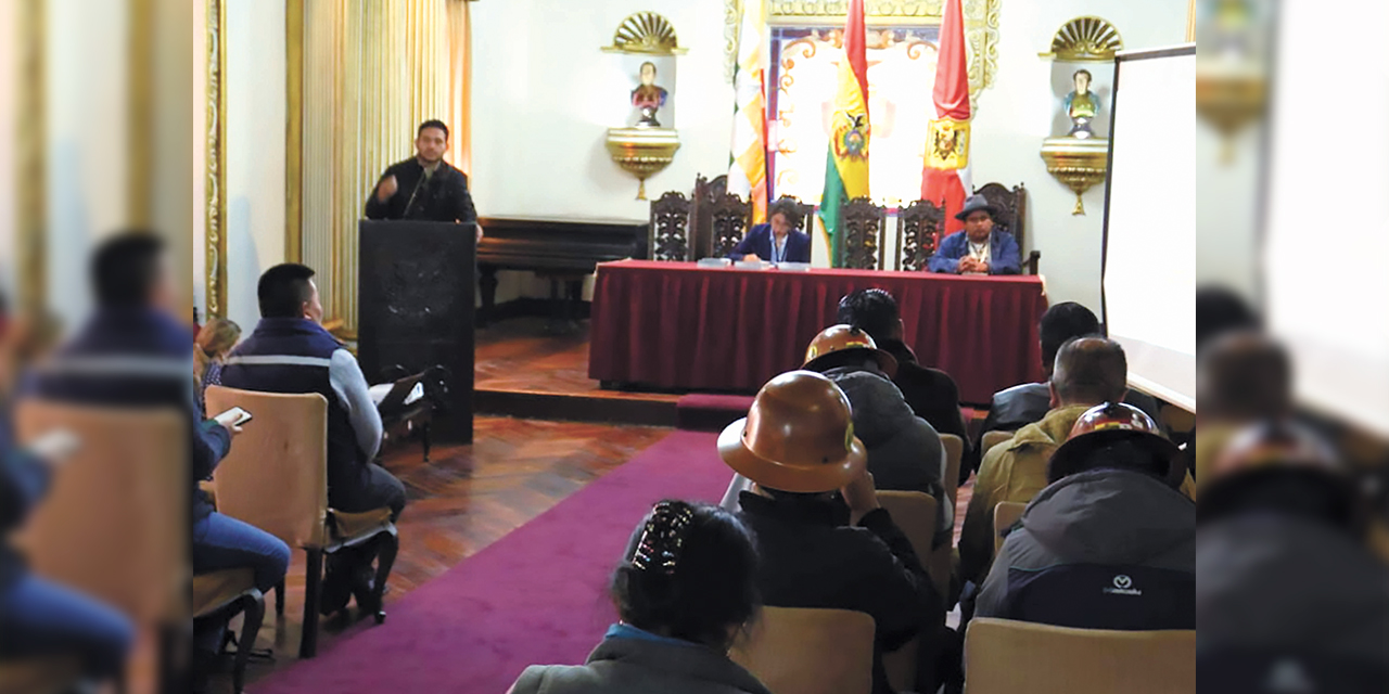 La explicación del Gobierno para las autoridades y organizaciones sociales de Potosí, ayer. Foto:  MHE