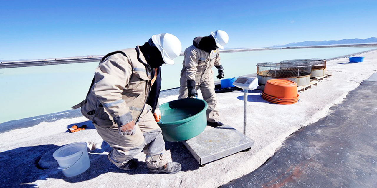 Trabajos de la estatal YLB en el salar de Uyuni, Potosí.