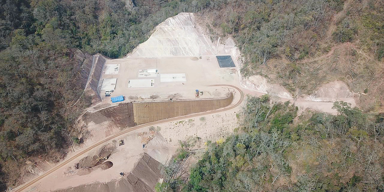 Los trabajos de camino y planchada alrededor de uno de los pozos. Foto: YPFB