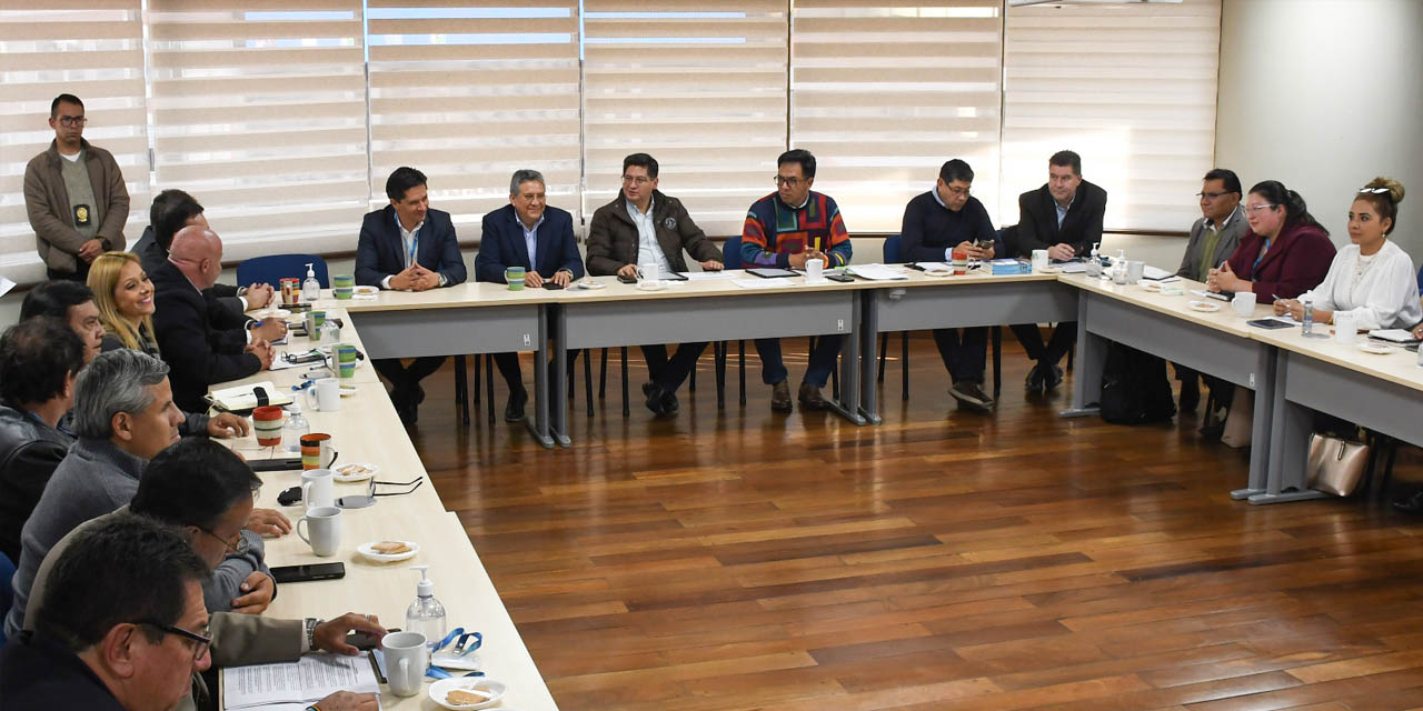 El ministro de Economía y Finanzas Públicas, Marcelo Montenegro, lideró la reunión con los empresarios, en La Paz.  | Foto: MEFP