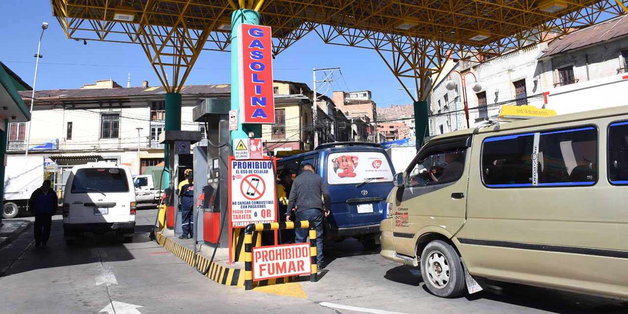 La estación de servicio Volcán, en el centro paceño, es la de mayor demanda. Foto: Jorge Mamani