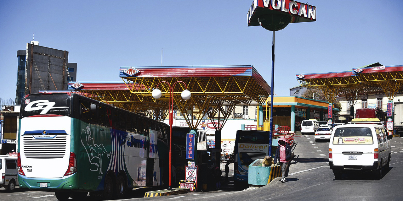 Una estación de servicio con comercialización regular de carburantes, en La Paz.