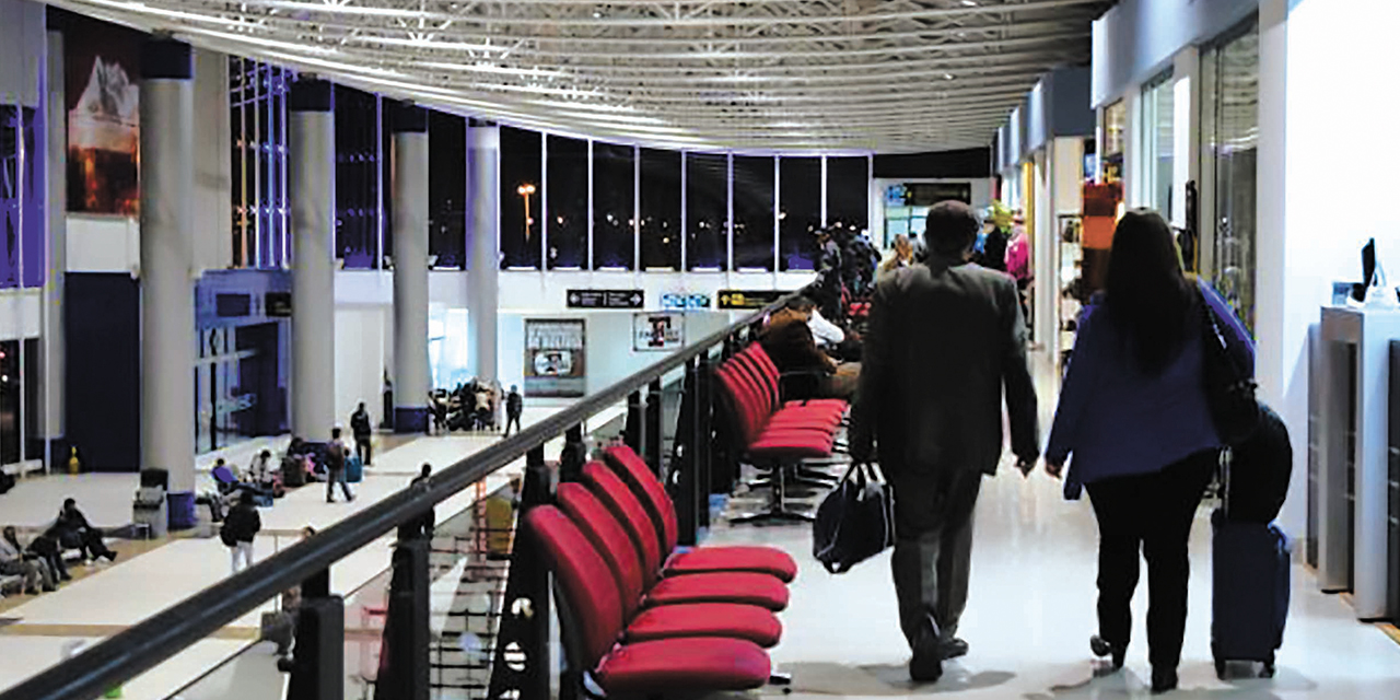 Pasajeros en el Aeropuerto Internacional de El Alto. Fotos: ATT