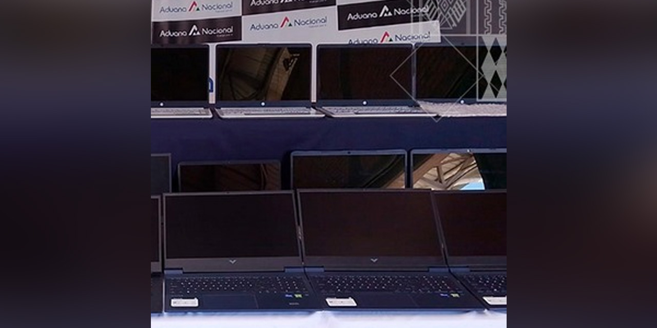 Parte de las laptops decomisadas. | Foto: Aduana Nacional