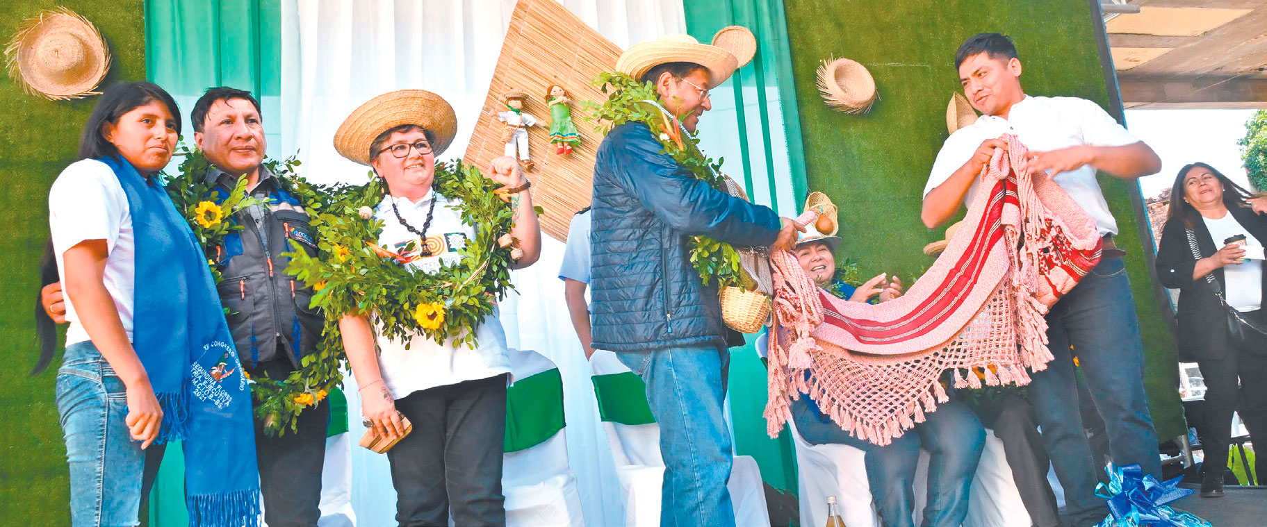 El presidente Luis Arce entrega la personería jurídica a las productoras beneficiadas. Foto:  Presidencia