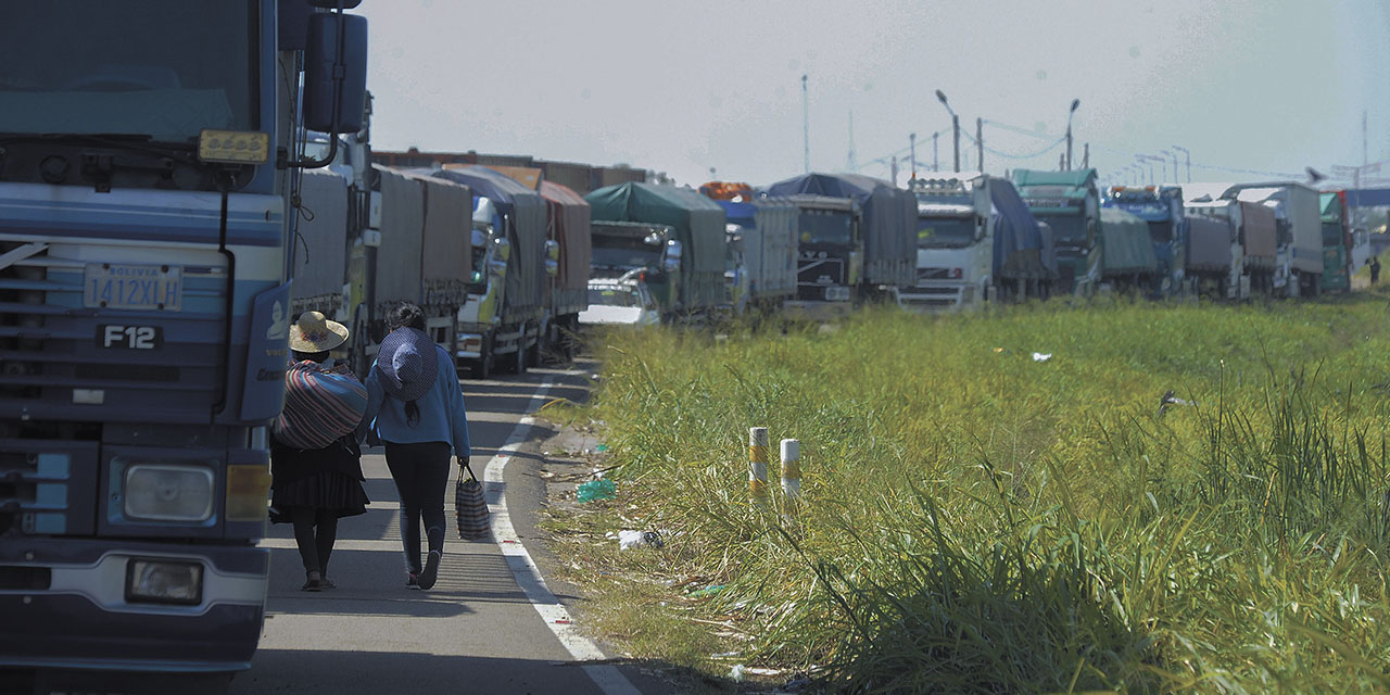 Una fila de motorizados parados en la carretera a causa del bloqueo en Yapacaní.