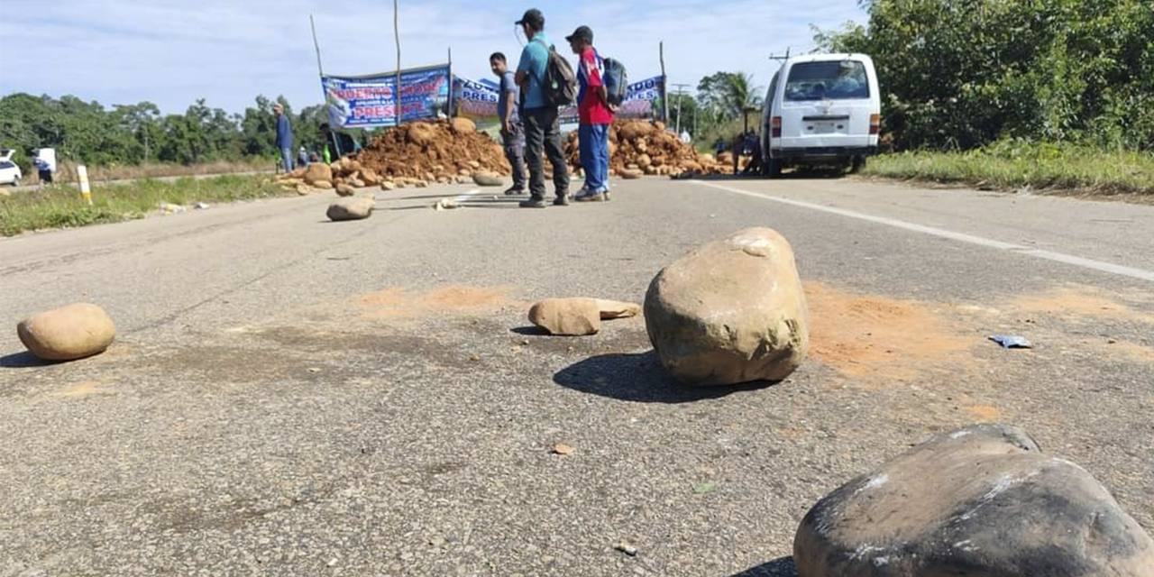 Las piedras y tierra que se utilizan para bloquear la zona.