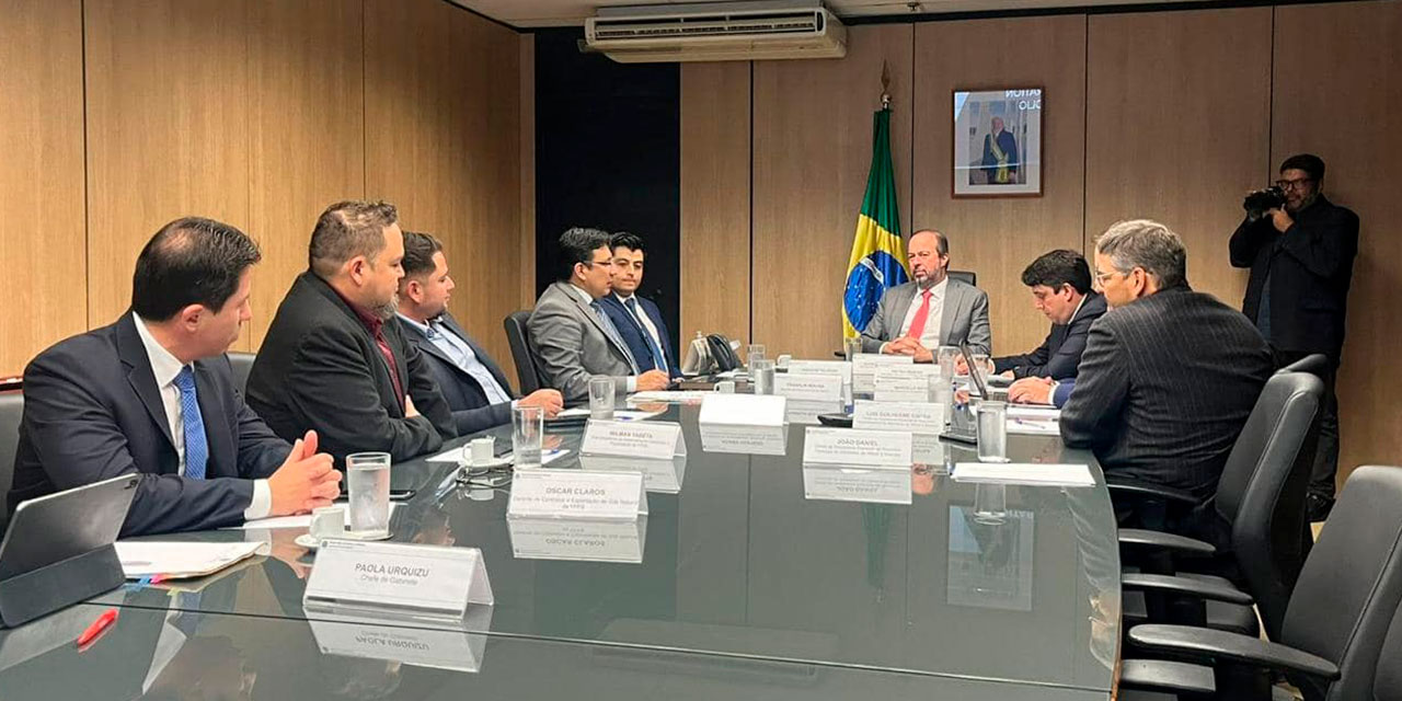 Las comitivas oficiales del área de hidrocarburos y energías de ambos Gobiernos, en  reunión. Foto: MHE