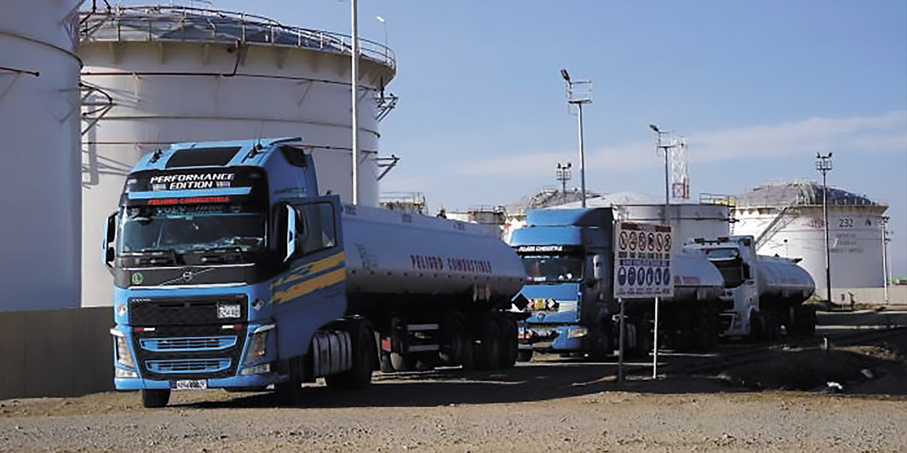 Camiones cisterna que transportan combustibles desde las plantas de almacenaje hasta las estaciones de servicio. | Foto: APG