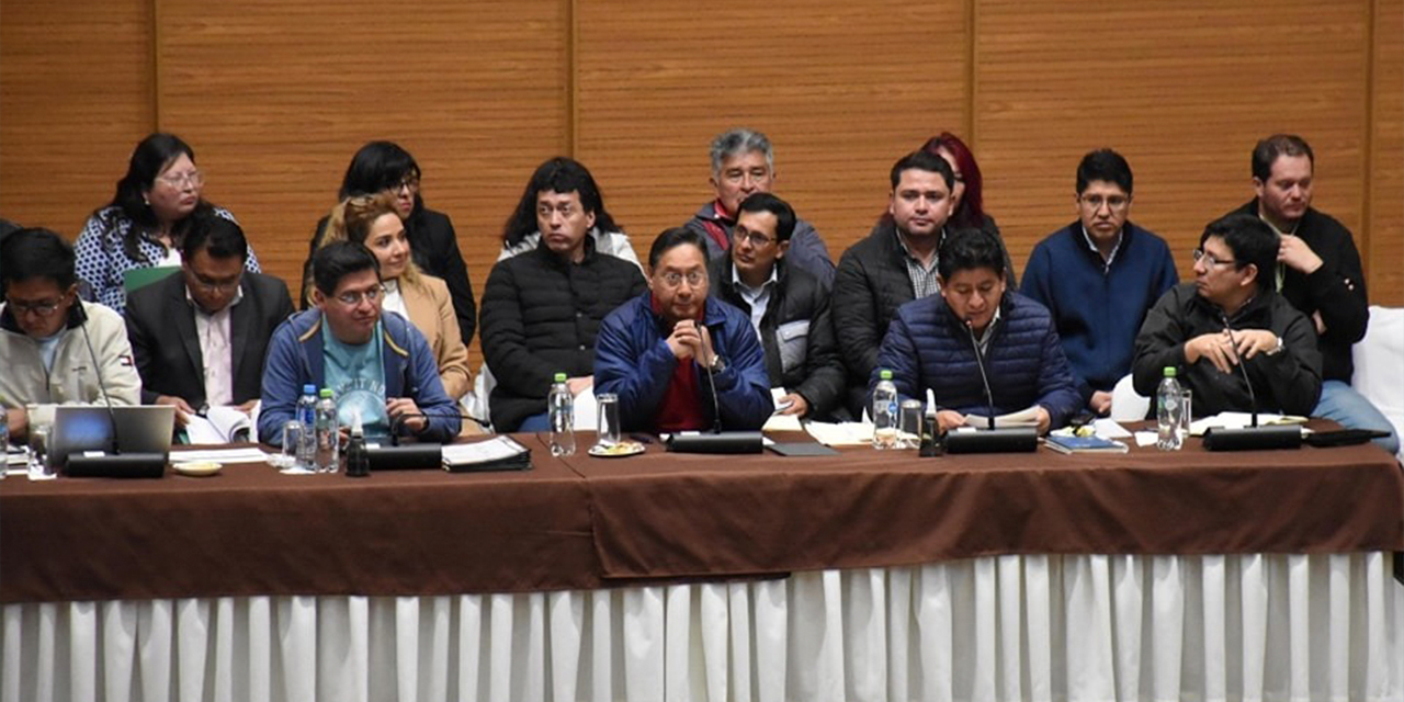 Encuentro del presidente Arce y autoridades con la dirigencia de la CBT, en la Casa Grande del Pueblo. Fotos: Jorge Mamani