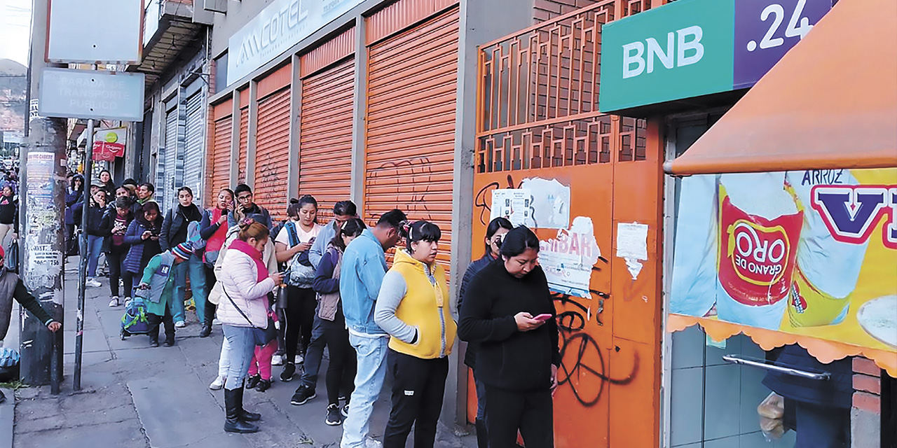 La población acudió a los cajeros automáticos a retirar su dinero, producto del golpe de Estado fallido del miércoles. | Foto: RRSS