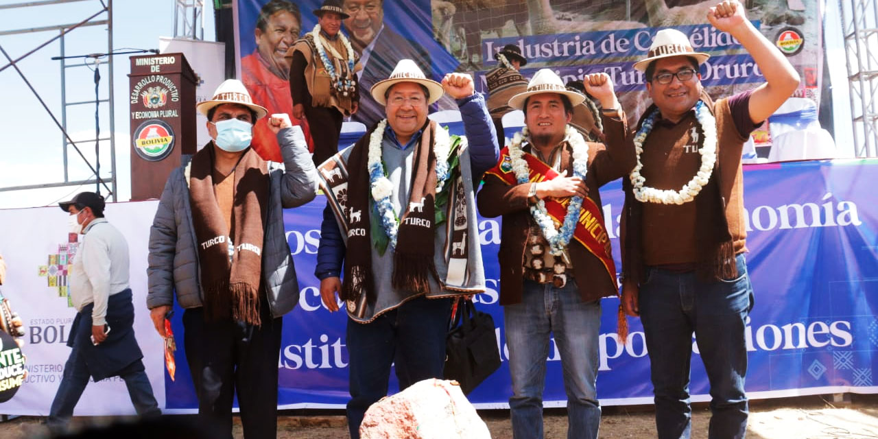 El presidente Luis Arce junto a otras autoridades en el inicio de construcción de la planta, el 20 de diciembre de 2022. Foto: Archivo