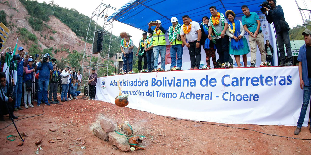 El acto de inauguración de las obras de la carretera Acheral-Choere. Foto: Presidencia