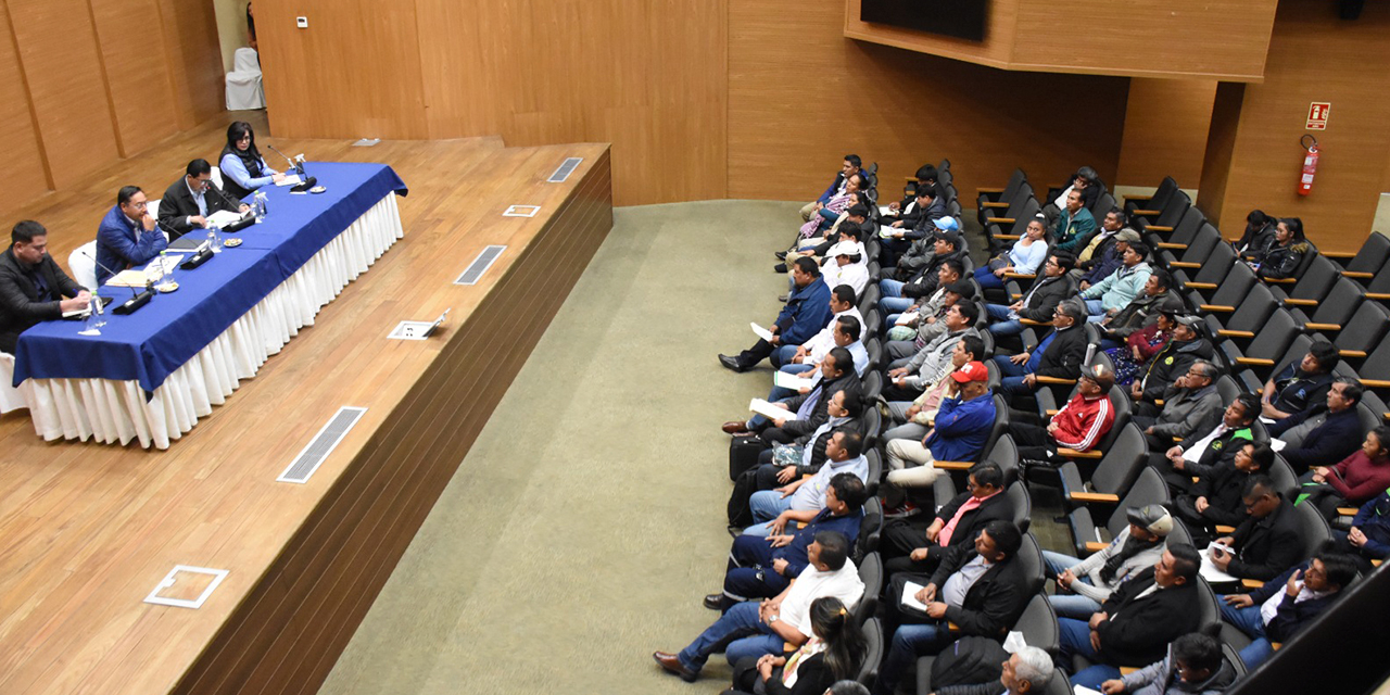 El presidente Arce en reunión con la dirigencia de Fecotrans en la Casa Grande del Pueblo. Foto: Jorge Mamani