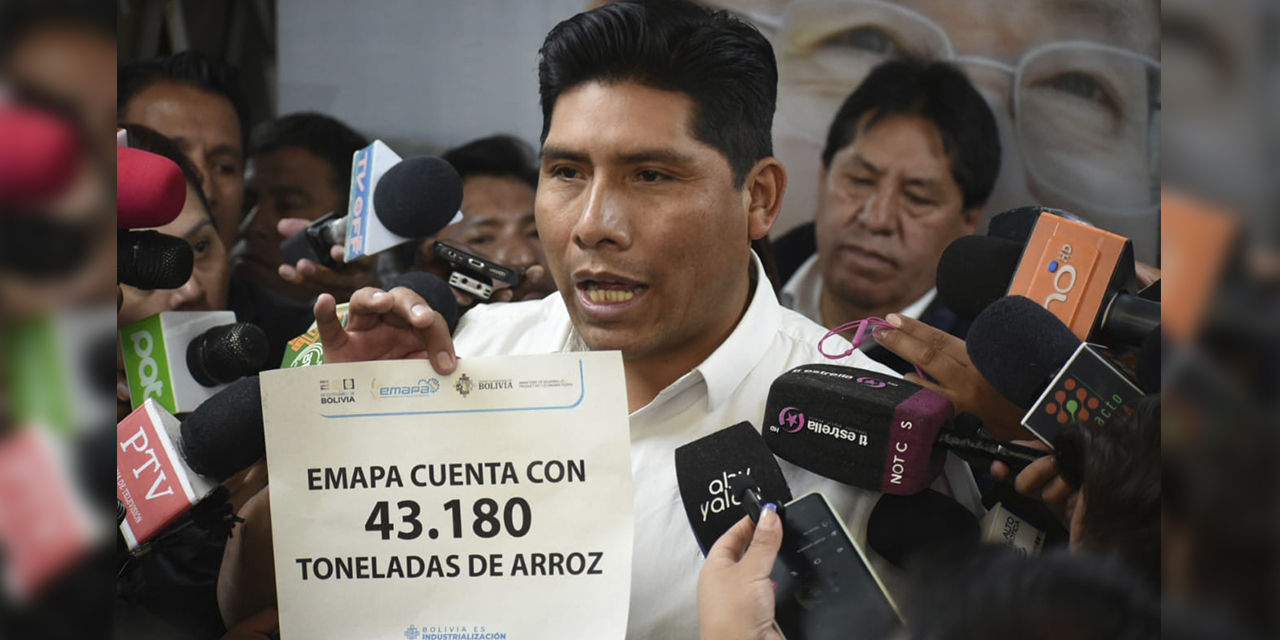 El gerente de Emapa, Franklin Flores, durante una rueda de prensa. 