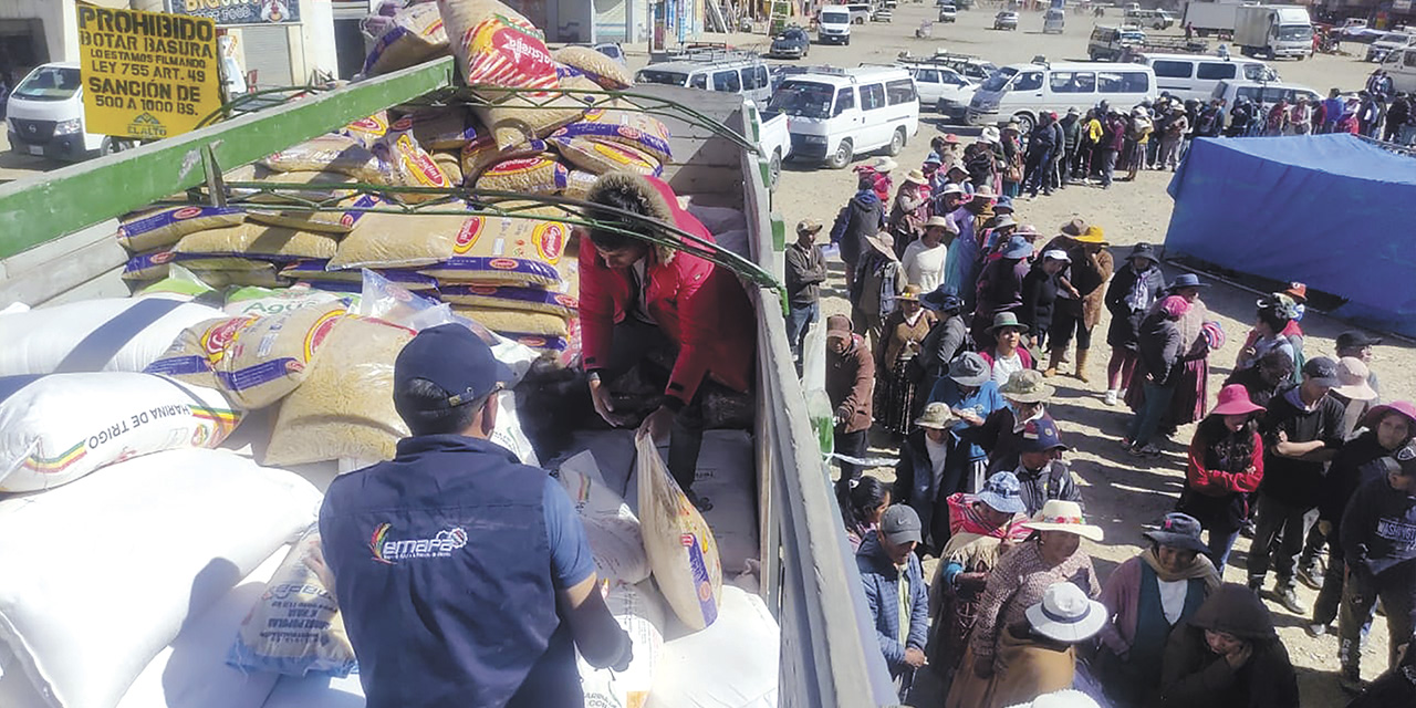 La población de la ciudad de El Alto compra los productos de Emapa en la feria móvil.  | Foto: Emapa