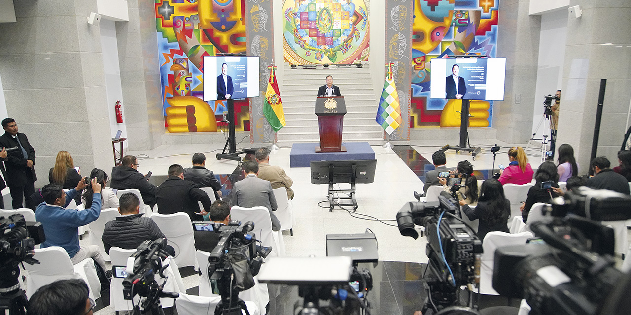 Luis Arce en un diálogo con la prensa en la Casa Grande del Pueblo.  | Foto: Jorge Mamani