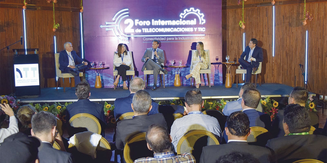 Los panelistas durante el Segundo Foro Internacional, junto al director de la ATT, Néstor Ríos (centro).  | Foto: ATT