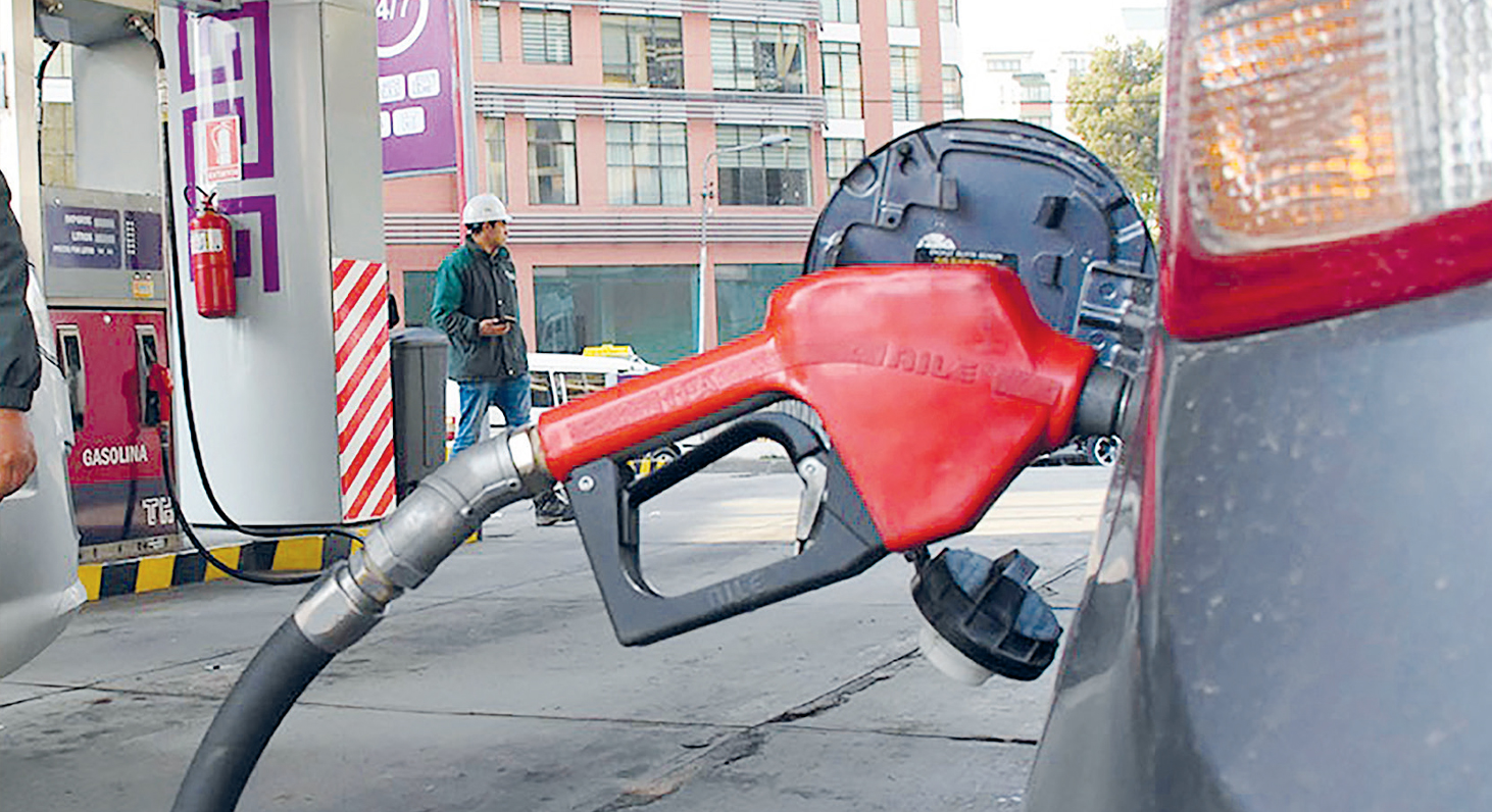 El carguío de gasolina en una estación de servicio. Foto: APG