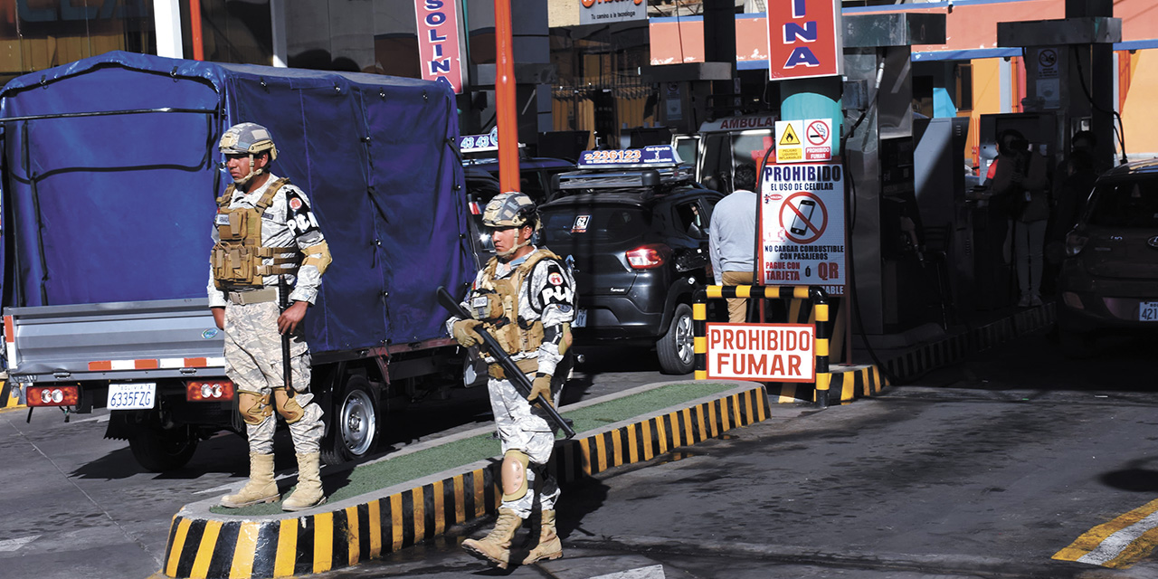 Personal militar que controla la venta en una gasolinera de La Paz.