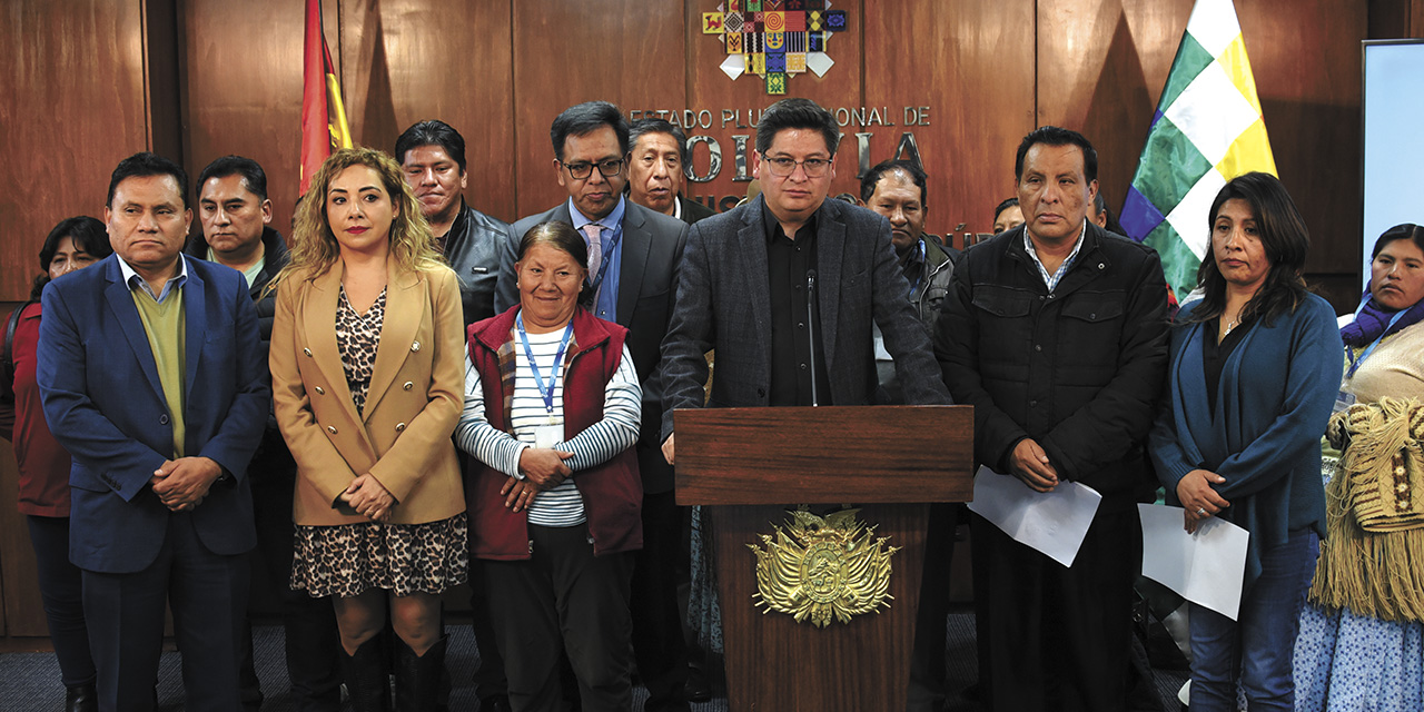 Las autoridades y la dirigencia del sector gremial en conferencia de prensa.  | Foto: Gustavo Ticona