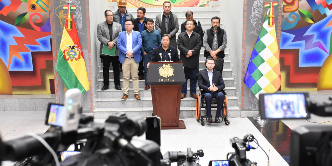 El presidente Luis Arce junto a los nueve gobernadores, el ministro Sergio Cusicanqui y el viceministro Álvaro Ruiz. Foto/Jorge Mamani