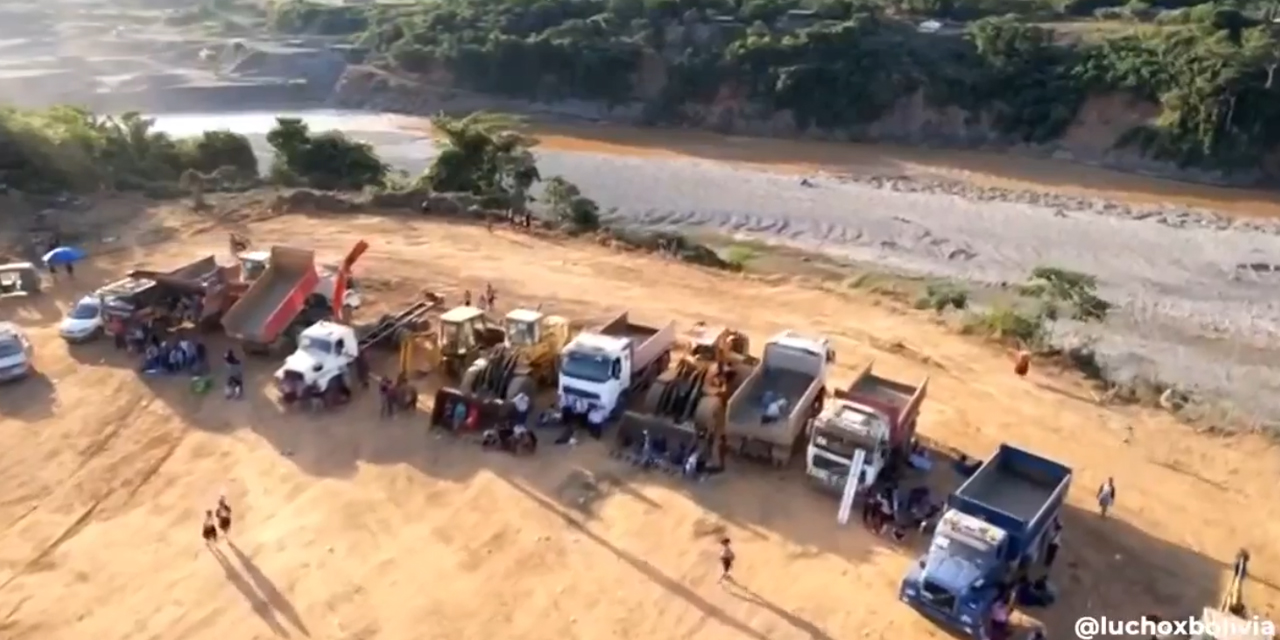 Maquinaria dispuesta para la construcción del puente Mapiri. Foto. Captura