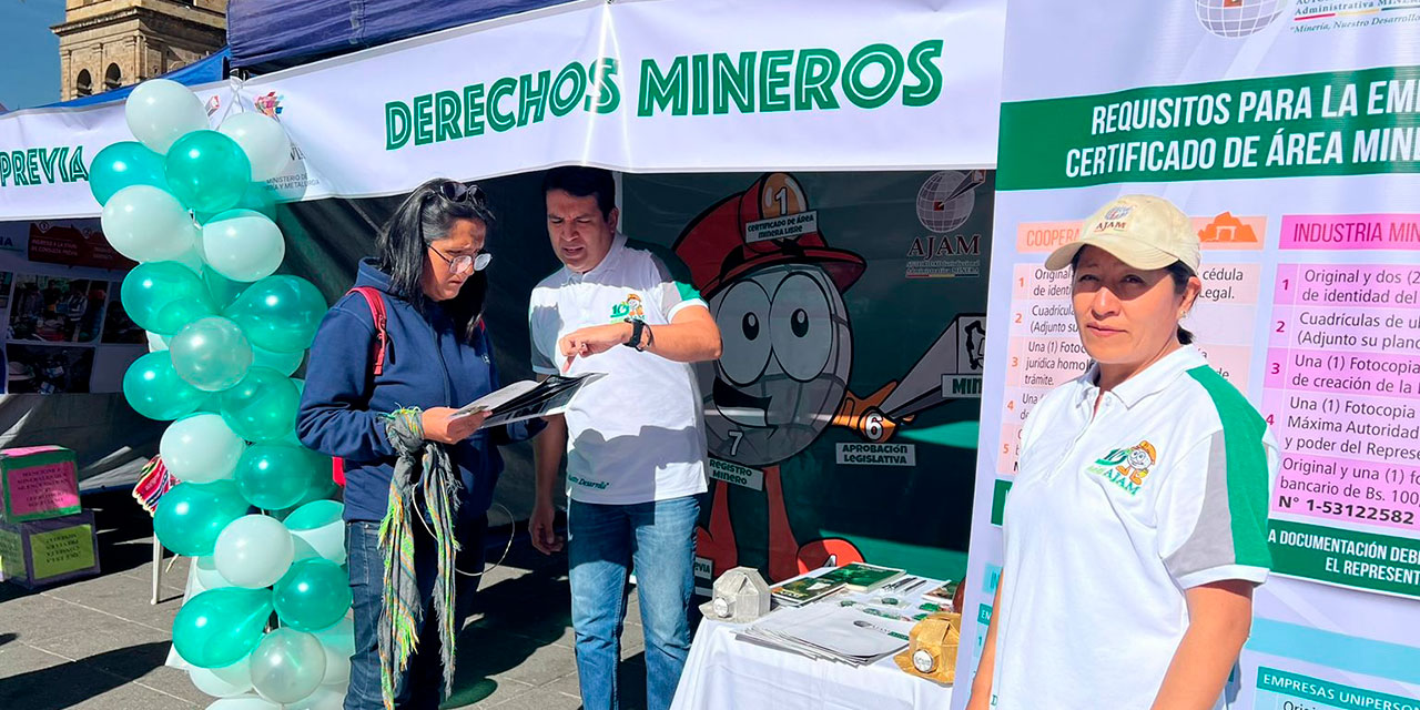 El personal de la AJAM en la feria. Foto: AJAM