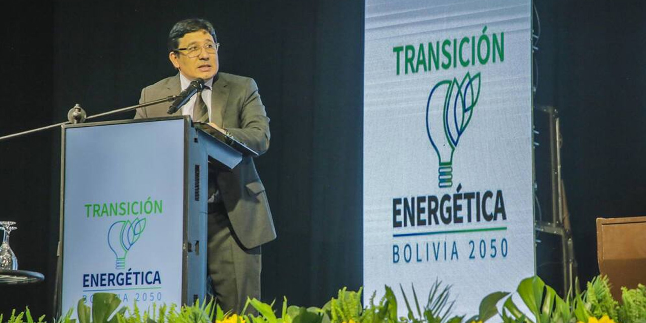 Ministro Molina durante su ponencia en el Foro Transición Energética Bolivia 2050. Foto: MHE