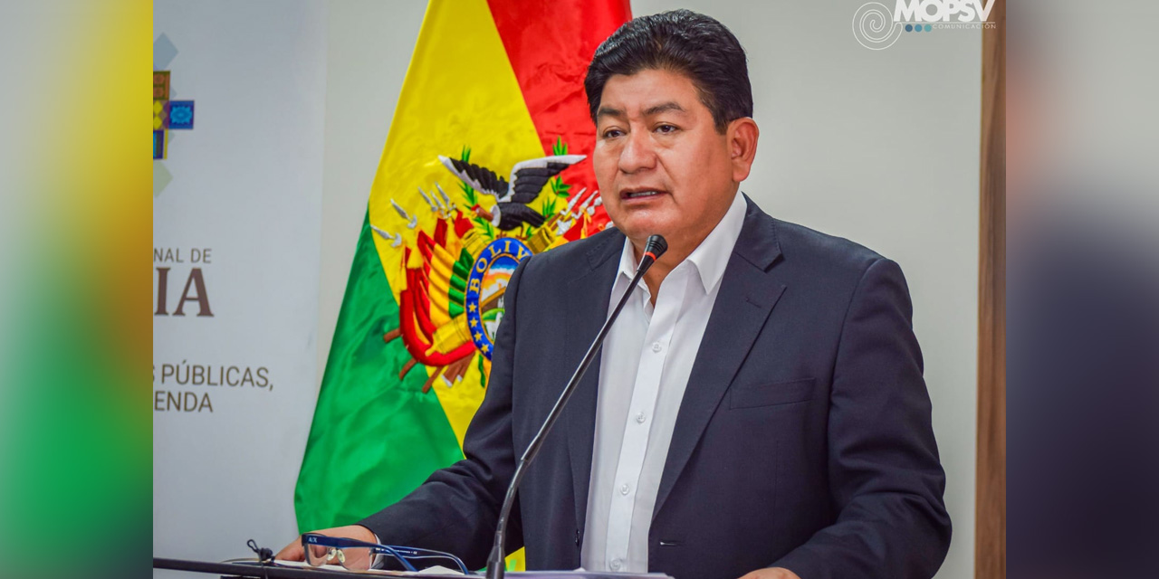 El ministro de Obras Públicas, Edgar Montaño, en conferencia de prensa. | Foto: MOPSV.