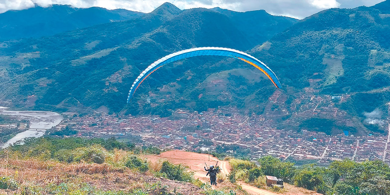 Participantes de la competencia de parapente en Caranavi. Foto: RRSS