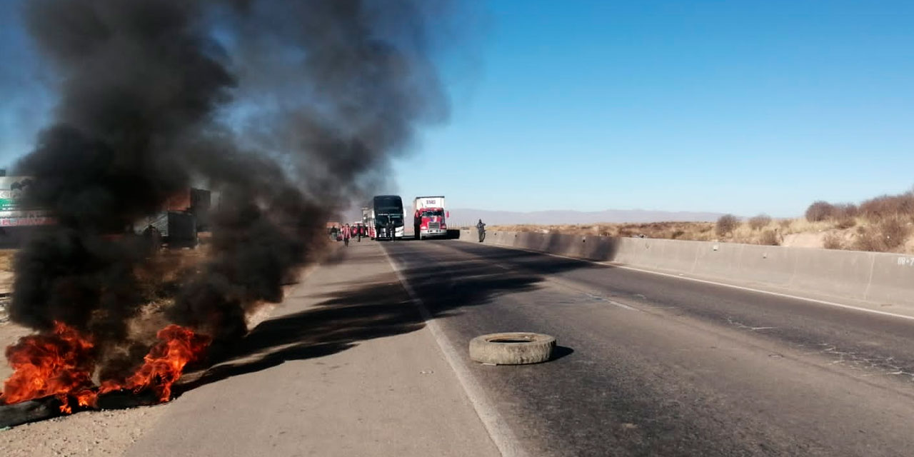 Uno de los puntos de bloqueo en el departamento de Oruro. Foto: VOS TV En LINEA