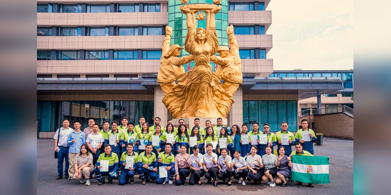 En China los profesionales bolivianos recibieron su certificado en un acto de clausura del curso de capacitación. Foto: ESM.