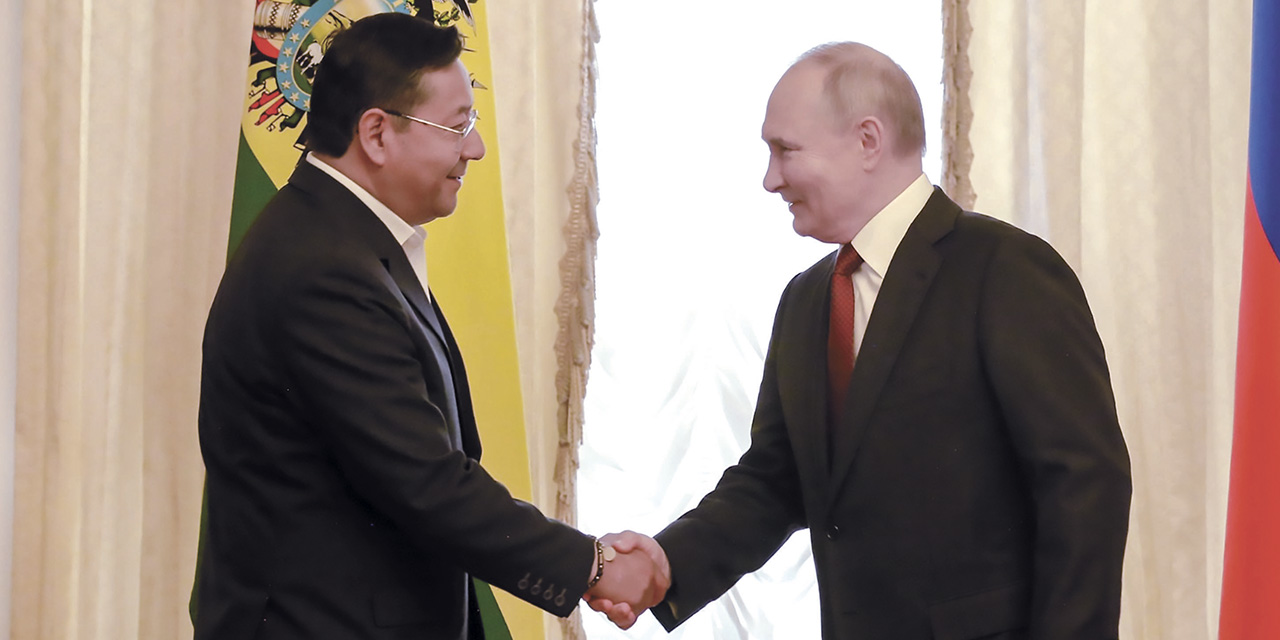 El presidente Luis Arce y su homólogo de Rusia, Vladímir Putin, en la reunión de ayer.  | Foto: Presidencia