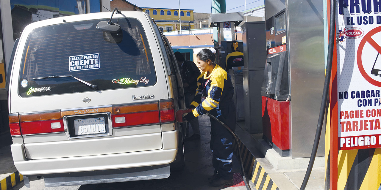 Carguío de gasolina en una estación de servicio de La Paz. | Foto: Jorge Mamani