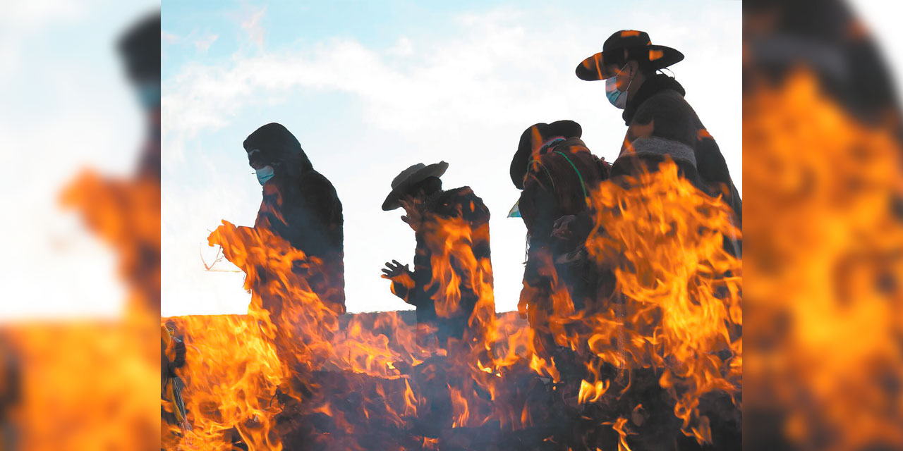 Los turistas acostumbran recibir los primeros rayos del sol durante el solsticio para llenarse de energía nueva. Foto:  Archivo