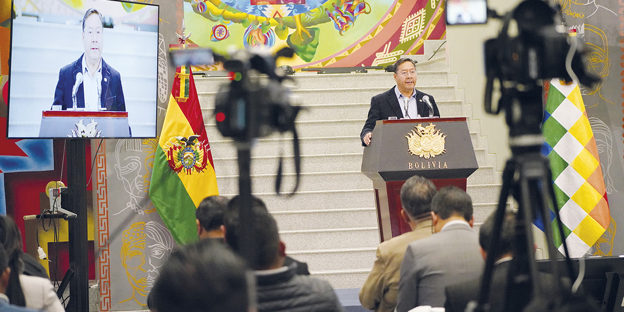 El presidente Luis Arce explica a los medios de comunicación las acciones asumidas frente la especulación. | Foto: Jorge Mamani