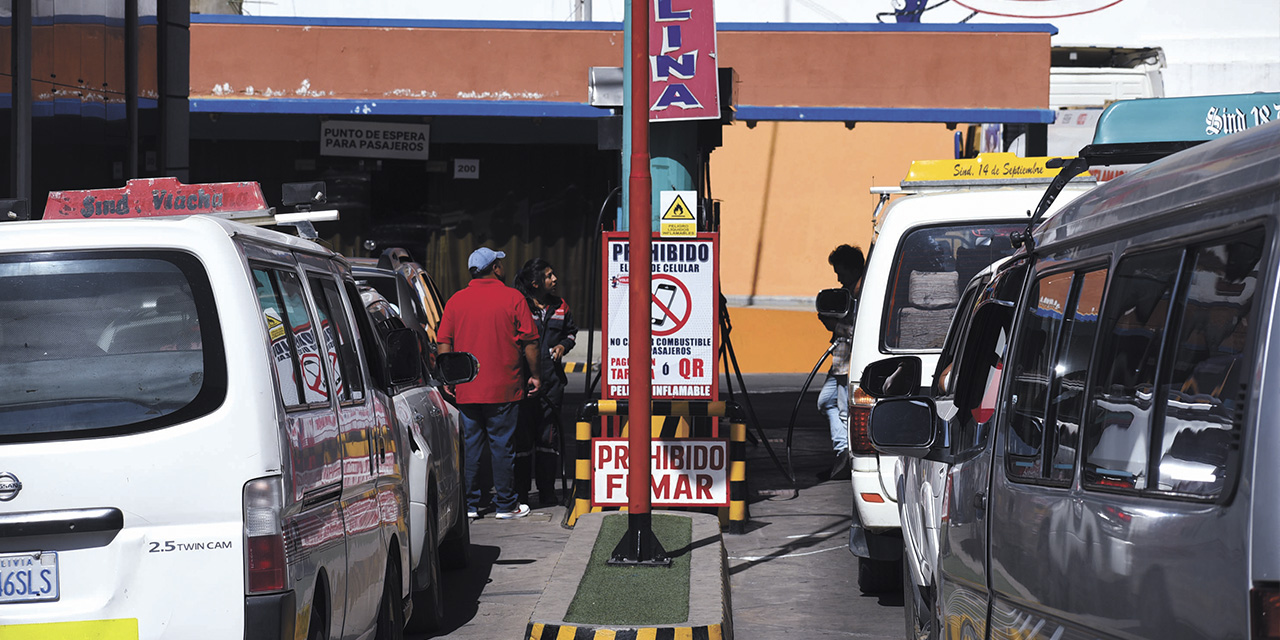 Una gasolinera en la comercialización de combustibles, en la ciudad de La Paz. | Foto: Gustavo Ticona