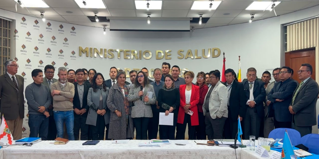 La ministra de Salud y Deportes, María Renée Castro, junto a los directores de hospitales de Tercer Nivel de toda Bolivia.