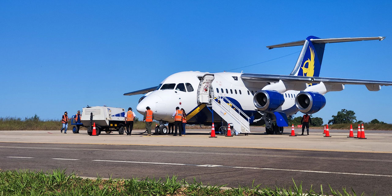 El avión AVRO RJ-70 efectúa los vuelos de la aerolínea desde ayer. Foto: Ministerio de Defensa