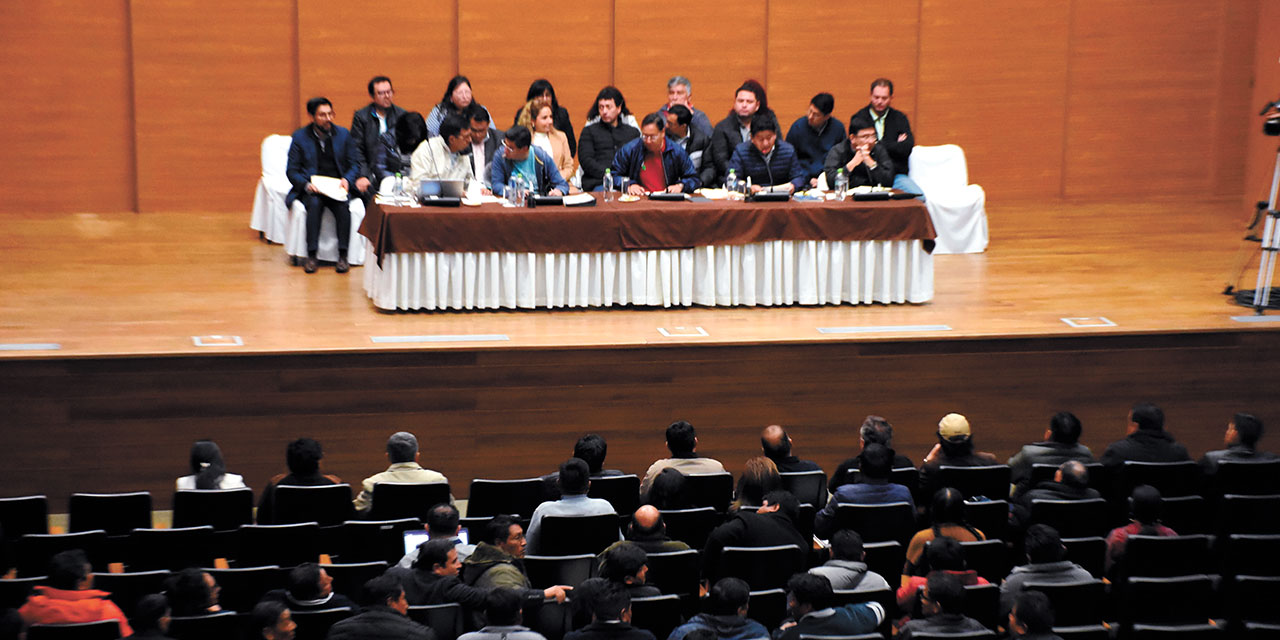 La reunión entre el Gobierno y el transporte pesado, el domingo. Foto: Jorge Mamani