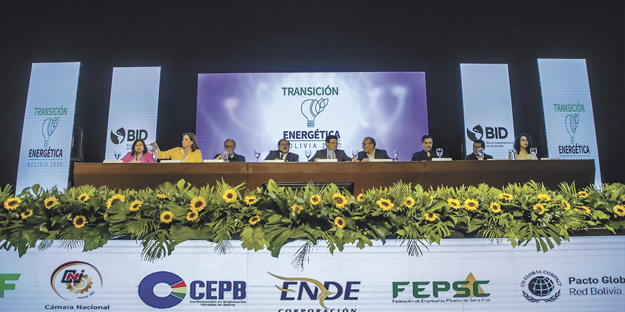 Autoridades y representantes nacionales, y de organismos externos invitados a la inauguración del foro, ayer. | Foto: MHE