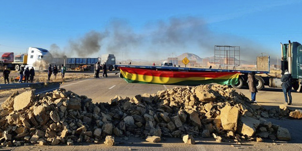 Bloqueo en la ruta La Paz-Oruro por transportistas.