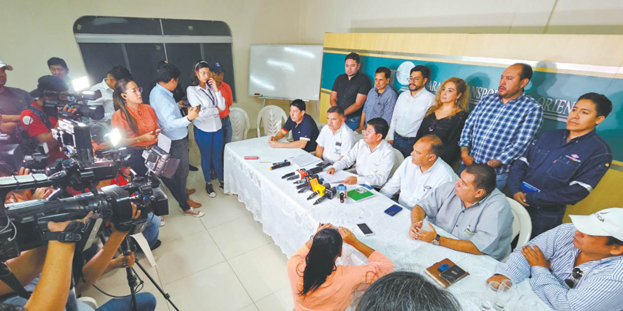 El ministro de Obras Públicas, Édgar Montaño, con los dirigentes del transporte cruceño.  | Foto: BTV