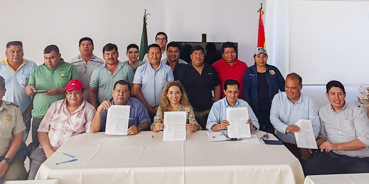 La presidenta de la Aduana, Karina Serrudo, con dirigentes del transporte en Santa Cruz.