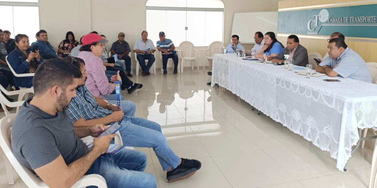 Escena de la reunión de hoy en la Cámara de Transporte del Oriente, en Santa Cruz.