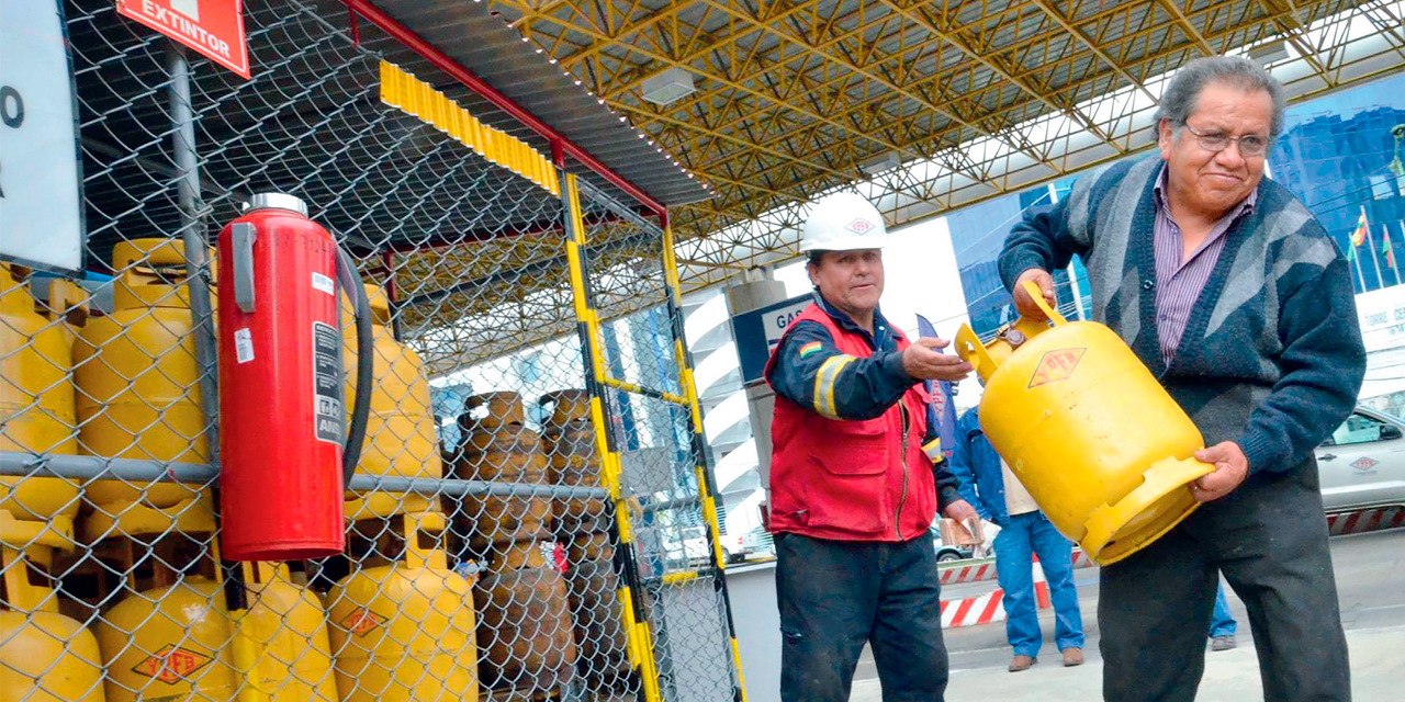 La comercialización de GLP en las estaciones de servicio de la estatal petrolera.