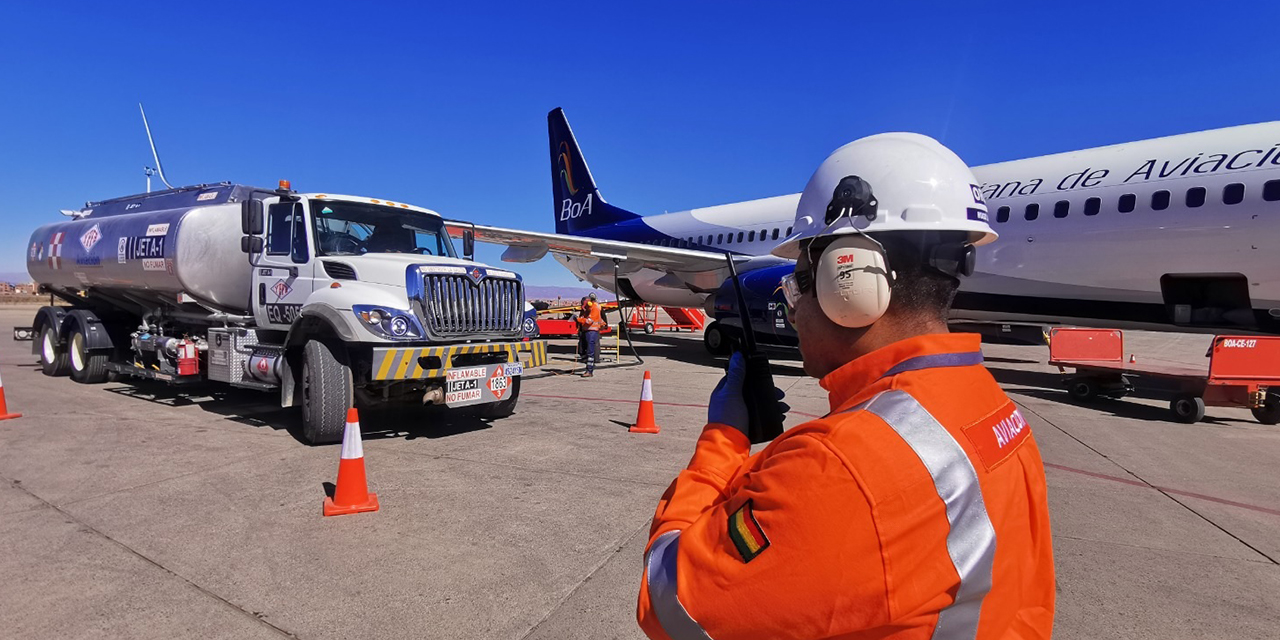 Transporte de combustibles de aviación en la pista de una terminal aérea.