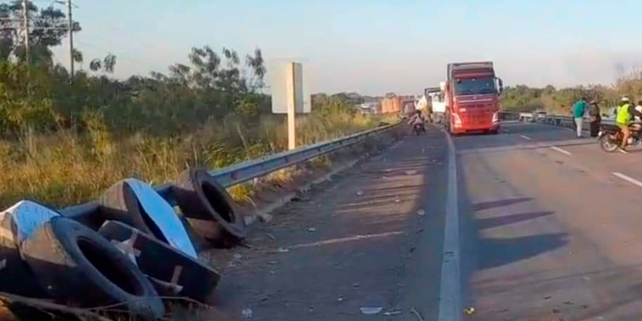 Los promontorios de tierra y piedras que fueron retirados en el punto de bloqueo. Foto: RRSS