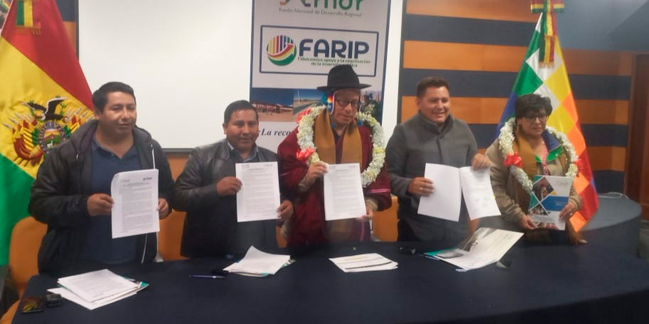 El FNDR realiza la firma de contratos de financiamiento con los municipios de Sica Sica, Humanata, Puerto Villarroel y Warnes. Foto: FNDR